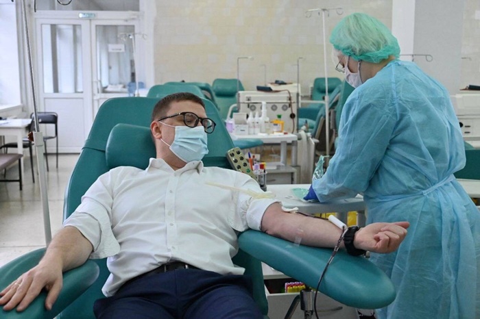 Губернатор Челябинской области Алексей Текслер стал донором антиковидной плазмы