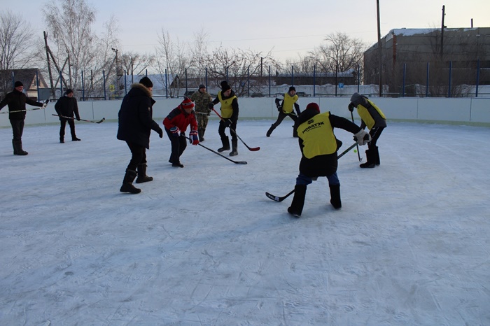 В Октябрьском районе полицейские в рамках акции «Студенческий десант» сыграли со студентами в хоккей