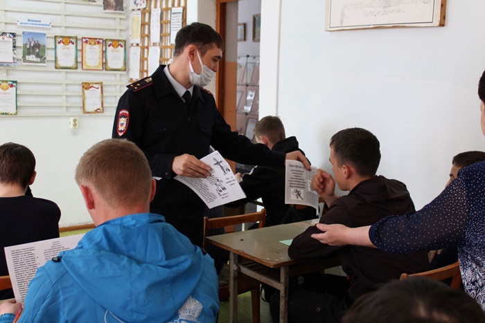 В рамках Общероссийской акции «Призывник» полицейские Октябрьского района проводят беседы с молодежью