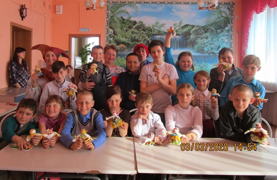 Серебряные волонтеры организовали праздник для детей
