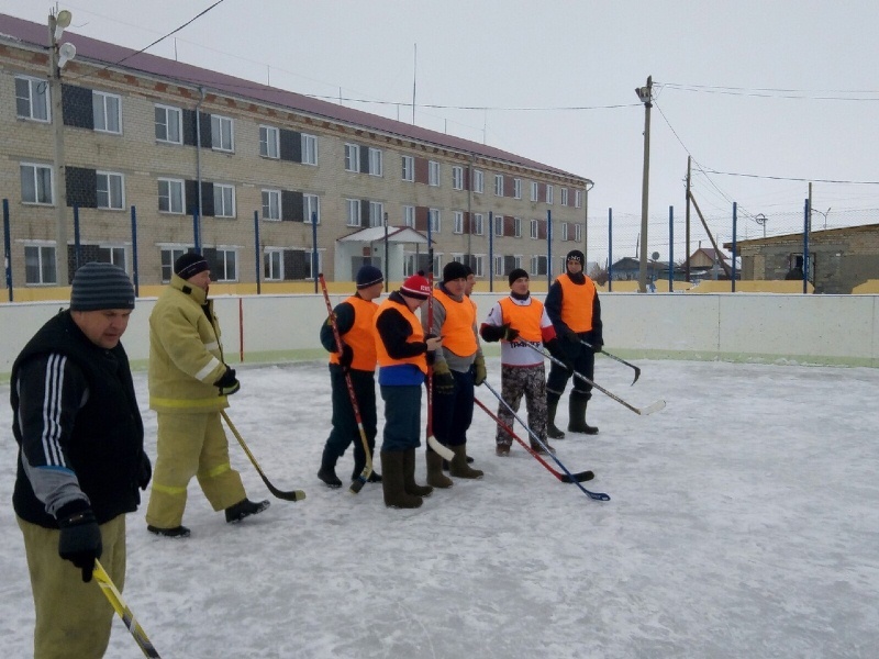Полицейские Октябрьского района приняли участие в турнире  по хоккею на валенках с мячом