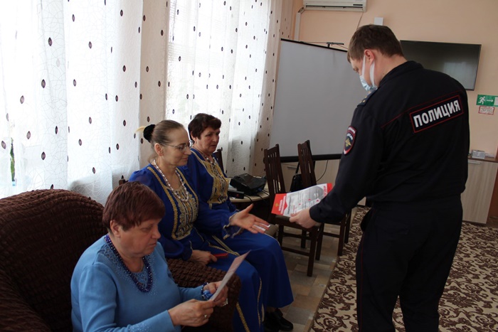В Октябрьском районе полицейские провели профилактические беседы с пожилыми гражданами