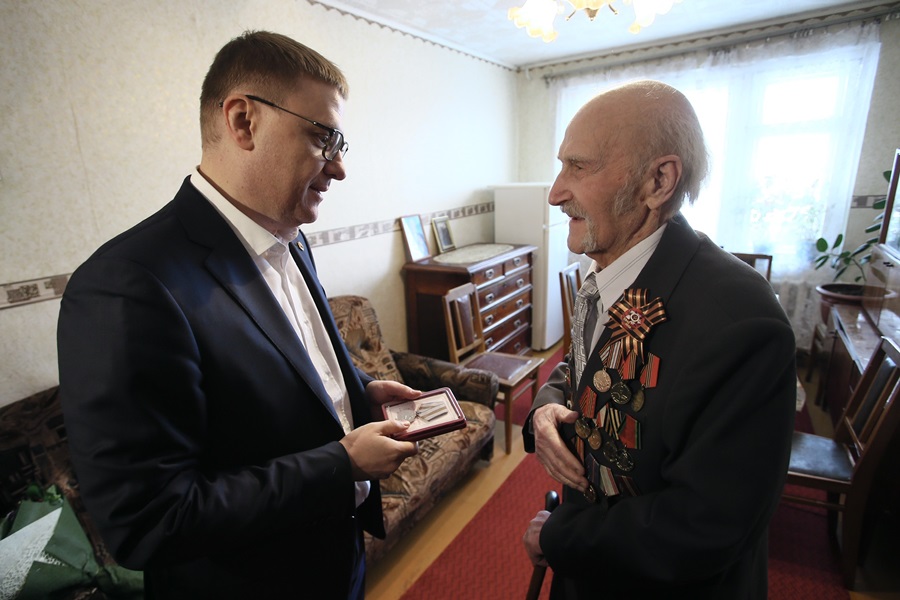Алексей Текслер вручил первую на Южном Урале медаль в честь 75-летия Победы