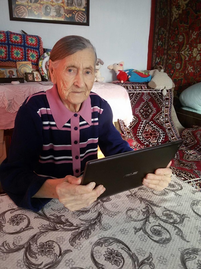 В свои 90 лет баба Лена освоила интернет