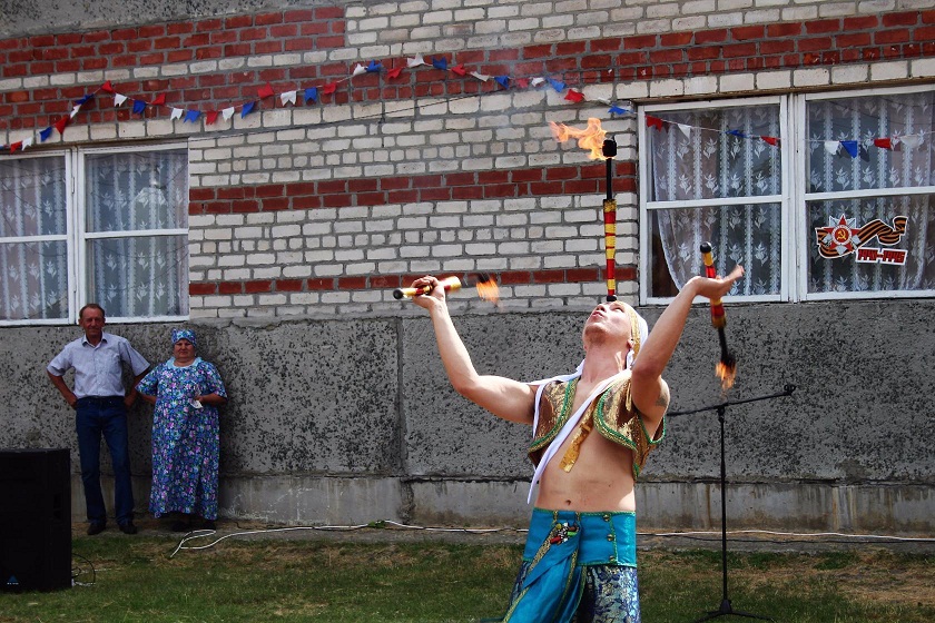 В Теренкуле  на Дне села выступил огненный жонглер 