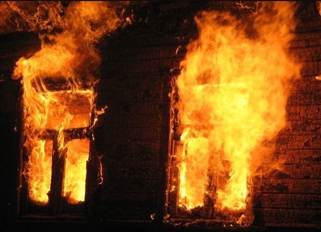 Дом вспыхнул из-за удара молнии: огонь все спалил до тла. 