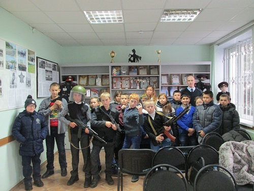 Октябрьские полицейские провели экскурсию для школьников «Юные защитники Отечества»