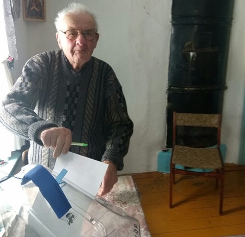 В Октябрьском районе проголосовал старейший избиратель 