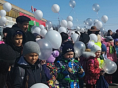Октябрьцы  запустили  в небо шары в память о погибших в Кемерово 