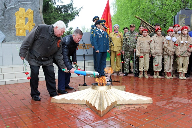 «Единая Россия»: Вечные огни зажглись на 22 мемориальных комплексах в 11 регионах