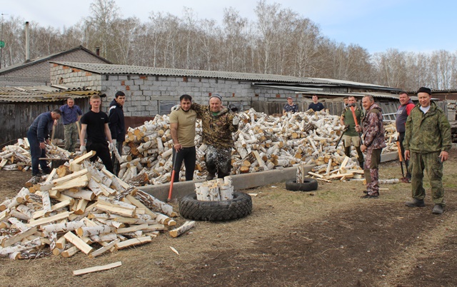 Добровольцы  помогли семье погибшего воина в расколке дров  