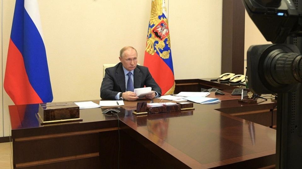 «Важно не повторить введение ограничений»: Владимир Путин провел совещание по ситуации с COVID-19 в стране