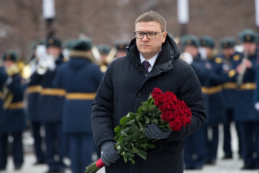 В память о Героях Отечества Алексей Текслер возложил цветы к мемориалу в Челябинске