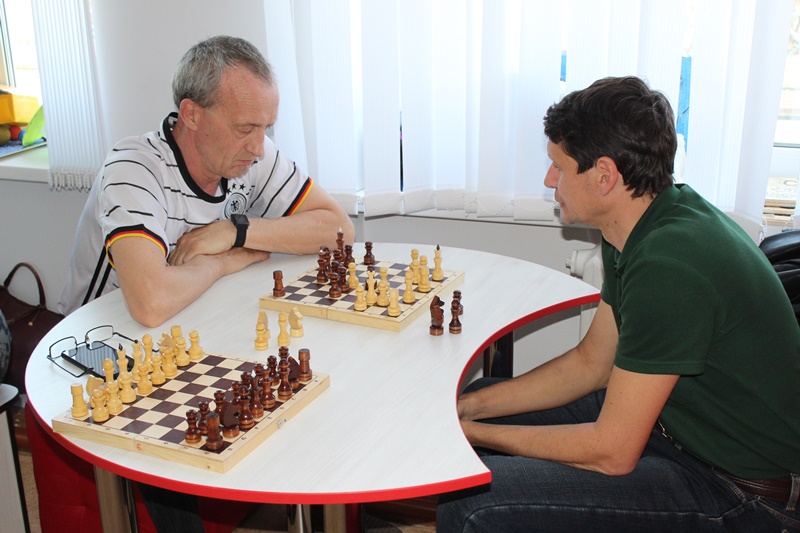 Педагоги сразились в шахматно-шашечном турнире