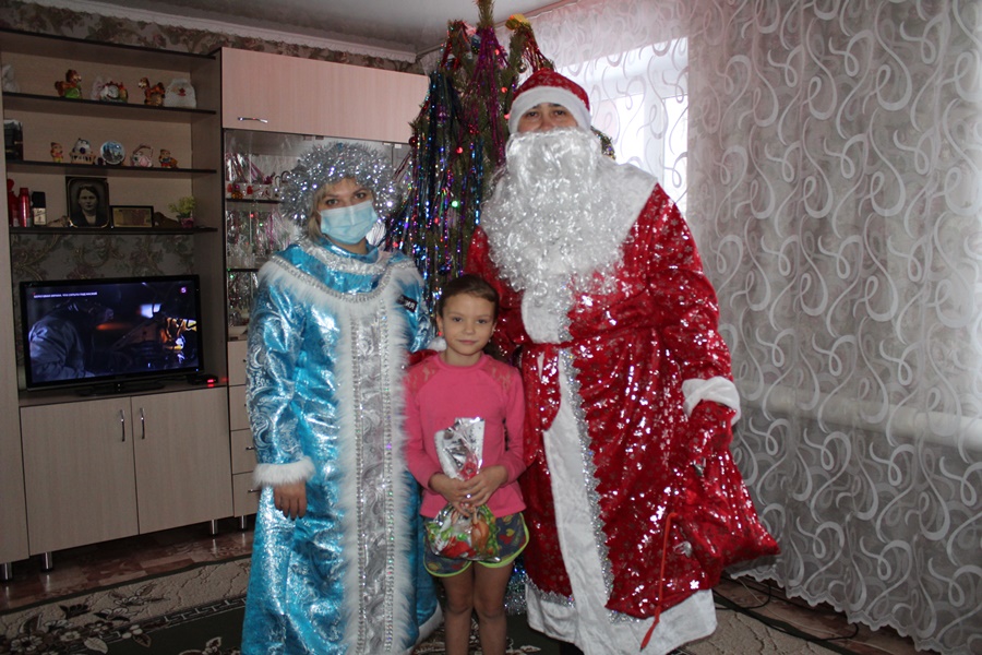 В рамках благотворительной акции «Полицейский Дед Мороз» полицейские района посетили семьи, попавшие в трудную жизненную ситуацию