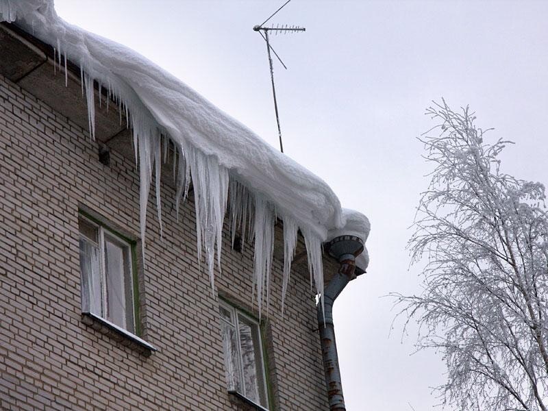 Снег и наледь на крышах представляют опасность