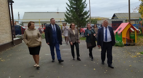 Депутат ЗСО Олег Гербер посетил свой избирательный округ