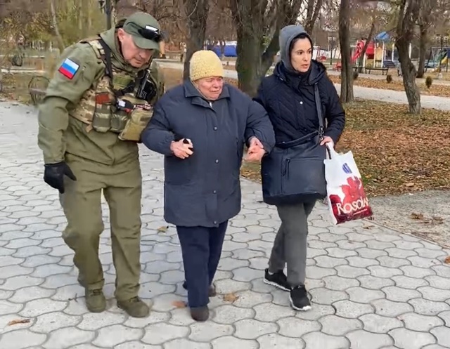 В последний день эвакуации из Херсона добровольцы «Единой России» вывезли пожилых жителей и раздали гуманитарную помощь нуждающимся 