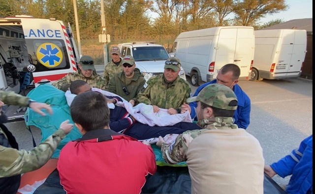 Волонтеры гуманитарной миссии «Единая Россия» в Херсонской области помогли эвакуировать маломобильного жителя Камеруна с семьей