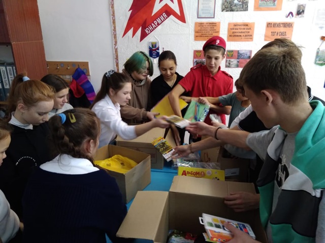 Юнармейцы вновь собрали посылки детям Донбасса