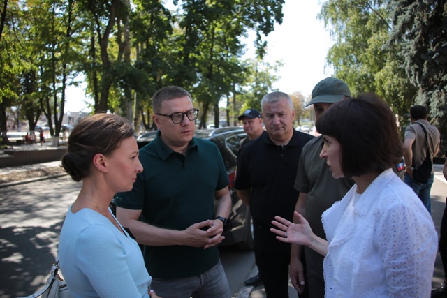 Алексей Текслер в рамках рабочей поездки в ДНР посетил Волноваху, где осмотрел ряд социальных объектов