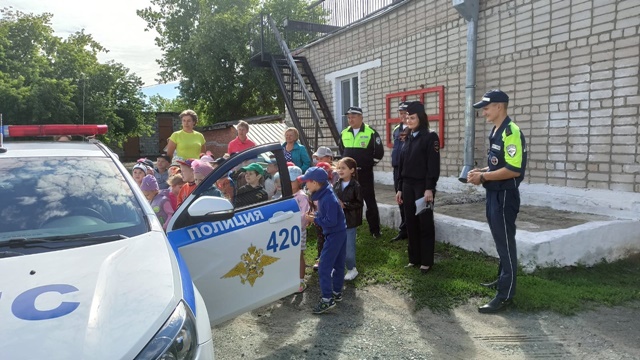 В рамках проведения второго этапа акции «Внимание-Дети!» полицейские  напомнили детям основные правила дорожной безопасности