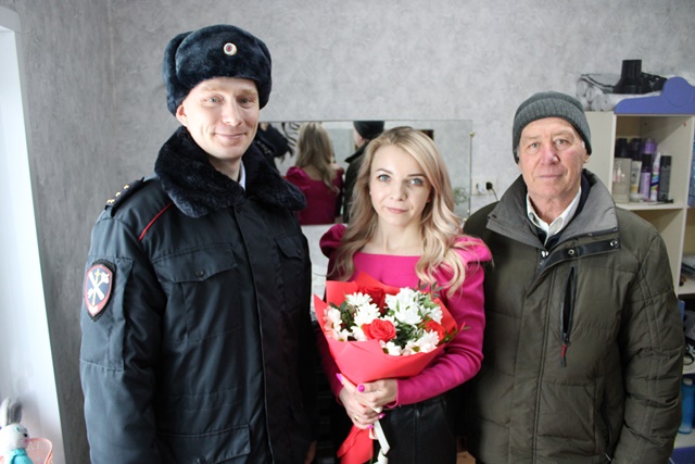 Октябрьские полицейские совместно с Общественным советом поздравили с 8 марта супругу командированного сотрудника