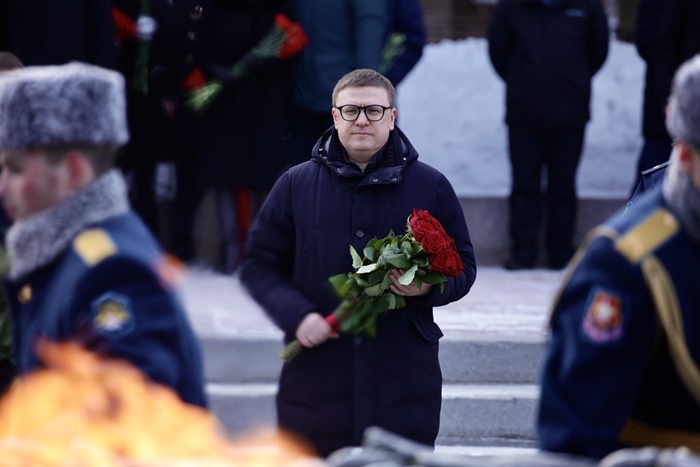 В День защитника Отечества Алексей Текслер возложил цветы к Вечному огню  