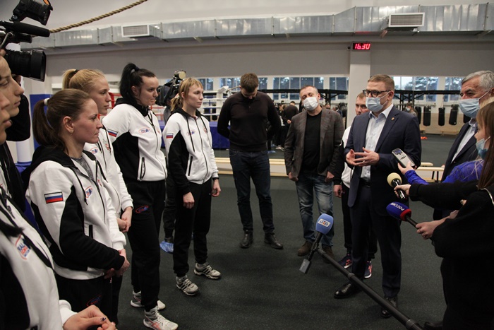 Алексей Текслер встретился с представительницами женской сборной Южного Урала по боксу
