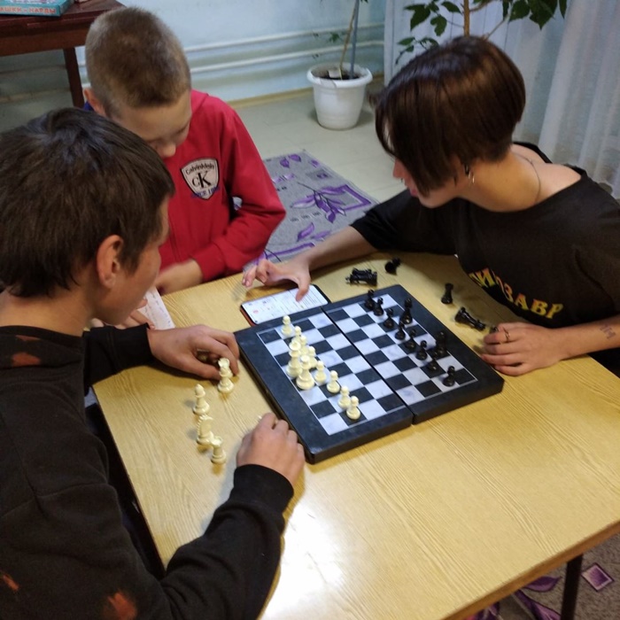 Воспитанники СРЦ сразились в игре в шахматы и шашки