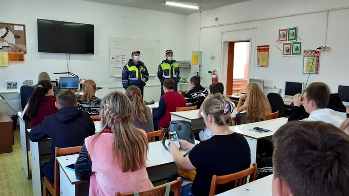 Октябрьские полицейские провели для студентов лекцию о соблюдении Правил дорожного движения