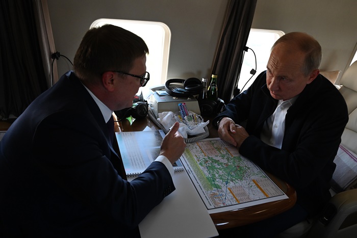 Алексей Текслер доложил президенту Владимиру Путину об оказании помощи жителям, пострадавшим от природных пожаров в Карталинском районе