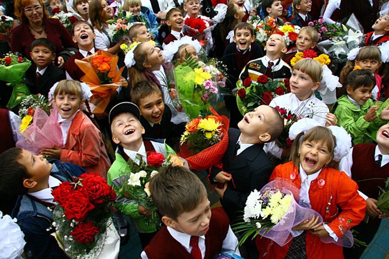 Выплаты по десять тысяч рублей на школьников начнутся со второго августа
